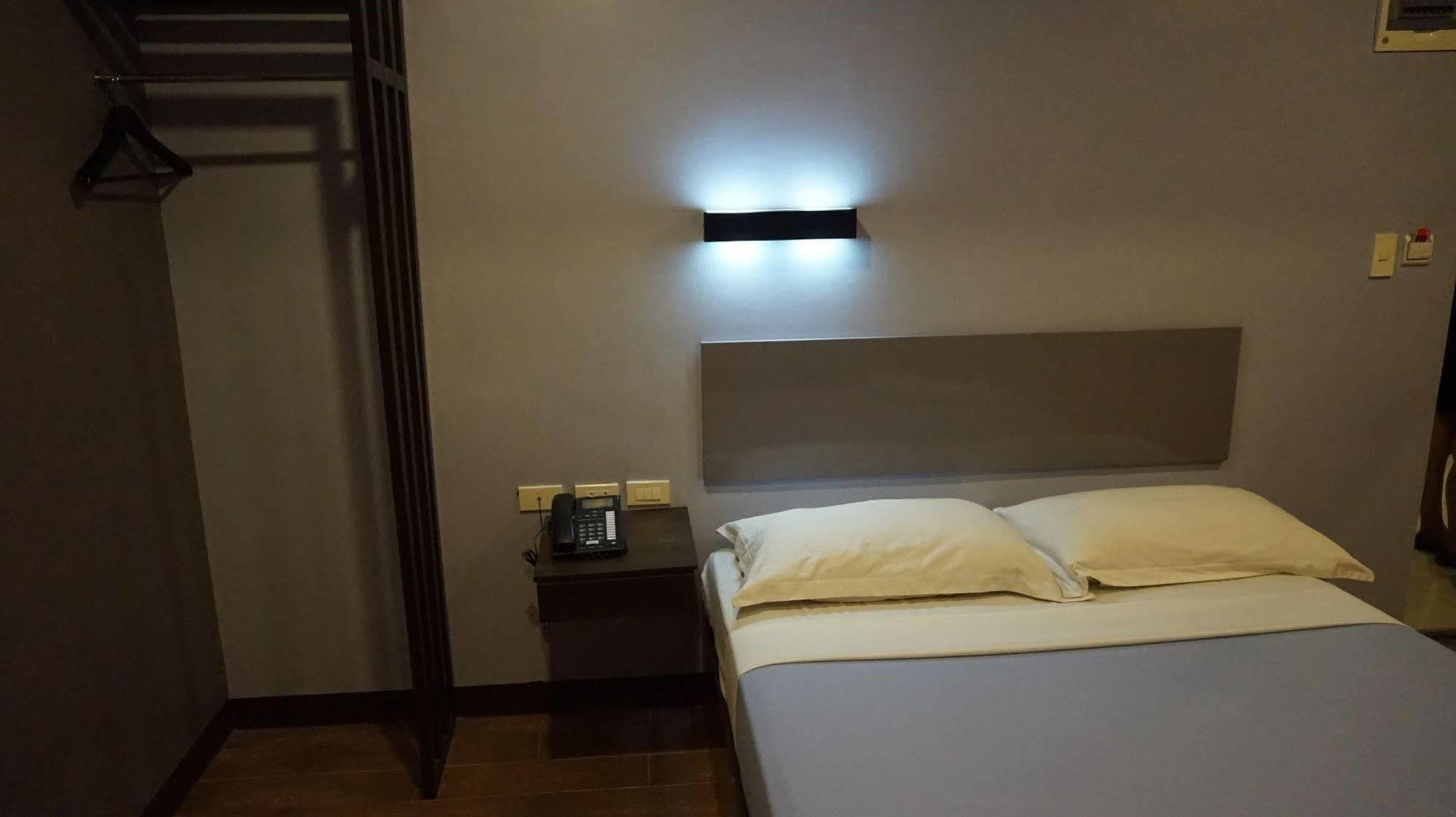 OYO 637 Fox Hotel  Quezon City Exterior foto
